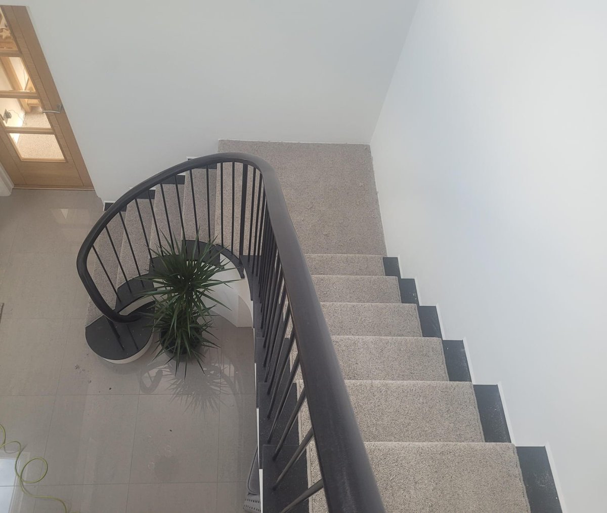 CarpetsInfo's tweet photo. Stair runner, cut shaped and bound, looks amazing. https://t.co/aT2WkkzNAs https://t.co/Eo9FSUzpR6