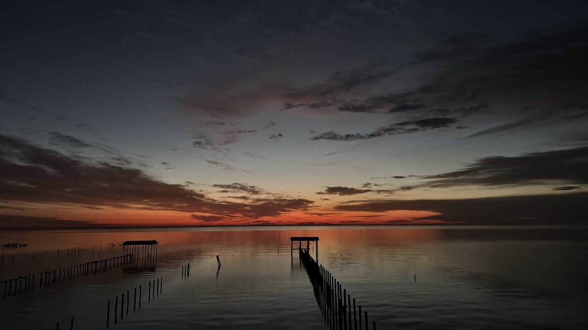 Reflections 🧡 Mobile Bay, Alabama #Weather #Dawn #Sunrise #Photography @spann @RealSaltLife @NWSMobile @mynbc15 @WKRGEd @michaelwhitewx @Kelly_WPMI @ThomasGeboyWX @PicPoet @MyRadarWX @ThePhotoHour @weatherchannel @StormHour @DauphinIslandSM