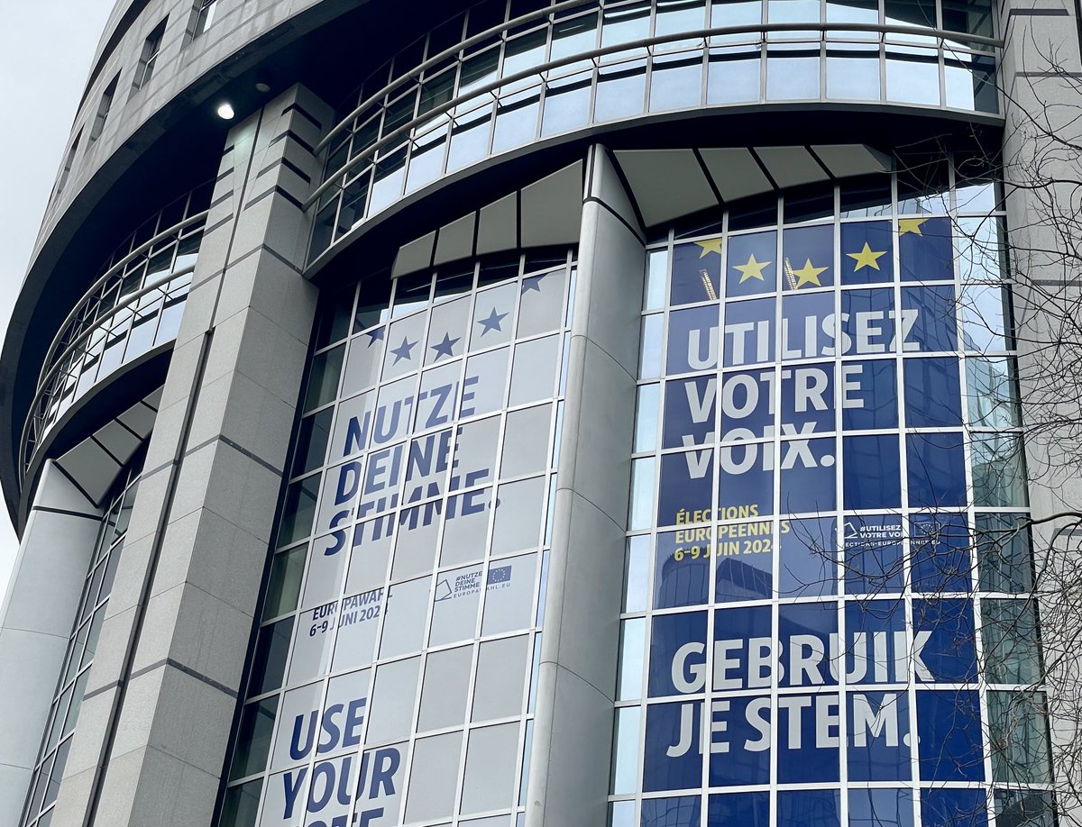TomAthenstaedt's tweet photo. Interessant: im Deutschen duzt das ⁦⁦@Europarl_DE⁩, im Französischen bleibt es beim formellen « vous » #Europawahl #NutzeDeineStimme https://t.co/kVrMsIApJv