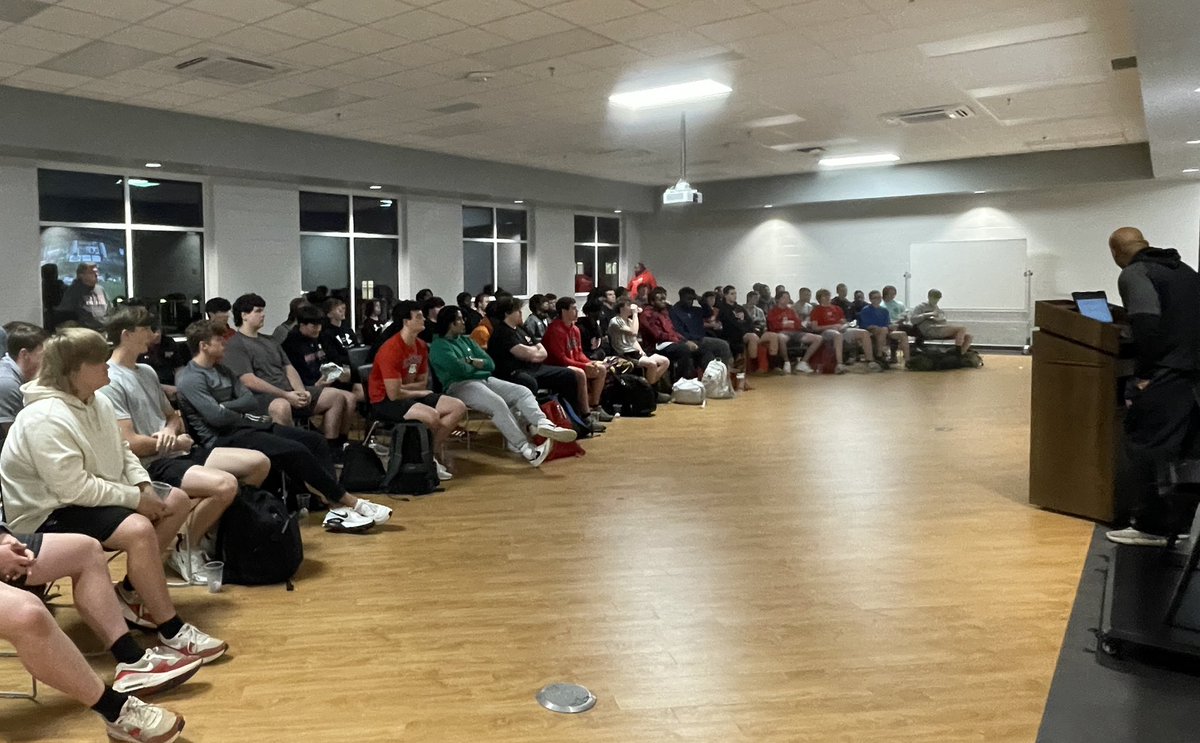 MorganCounty_FB's tweet image. Great rise-up this morning! Thank you @coachbethea for a solid word. #nextplaymentality #buildingmen #riseups #godogs