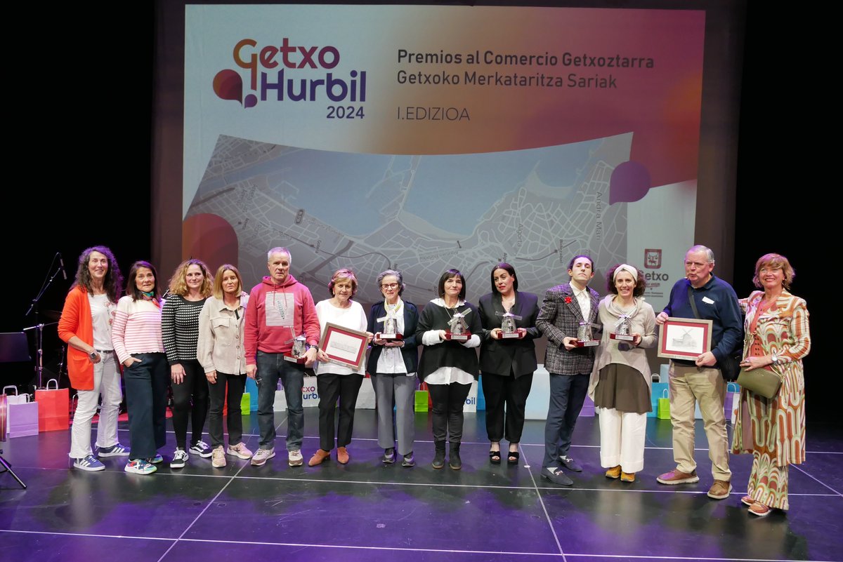 🛍️Ayer nuestra portavoz @carmen_diaz77, y el concejal socialista de @getxolan, Juanma González, participaron en la entrega de premios de la primera edición de los Premios al Comercio de #Getxo. 💪Seguimos trabajando por fortalecer el comercio getxotarra. Zorionak sarituei!