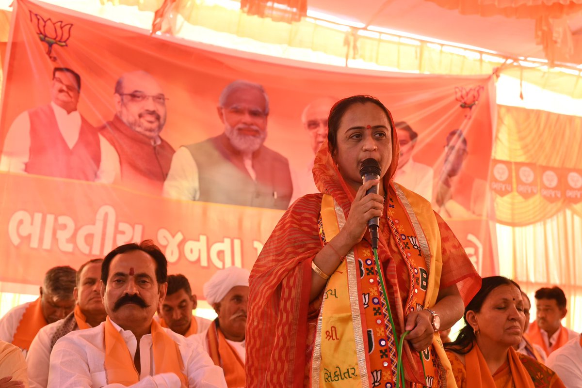 iRekhachaudhari's tweet photo. આજે વાવ ખાતે આયોજિત ભારતીય જનતા પાર્ટીની બેઠકમાં ઉપસ્થિત રહી આગામી લોકસભા ચૂંટણી તેમજ મોદી સાહેબની ગેરંટીઓને છેવાડાના માનવી સુધી પહોંચાડવા સંદર્ભે સંવાદ કર્યો તેમજ વરિષ્ઠ નેતાઓ પાસેથી યોગ્ય માર્ગદર્શન પ્રાપ્ત કર્યું.

જિલ્લા ભાજપના પૂર્વ પ્રમુખશ્રી ગુમાનસિંહ ચૌહાણ સાહેબ, જિલ્લા ભાજપના મહામંત્રી શ્રી કનુભાઈ વ્યાસ સાહેબ, વાવરાણા શ્રી ગજેન્દ્રસિંહ સાહેબ ,વાવ વિધાનસભાના આગેવાન શ્રી સ્વરૂપજીભાઈ ઠાકોર સાહેબ, જિલ્લા પંચાયતના પૂર્વ પ્રમુખશ્રી વિજયભાઈ ચક્રવર્તી સાહેબ, તાલુકા પંચાયતના પૂર્વ પ્રમુખ શ્રી કાનજીભાઈ રાજપૂત સાહેબ, તાલુકા પંચાયતના પૂર્વ પ્રમુખ શ્રી ધનજીભાઈ ગોહિલ સાહેબ, તાલુકા ભાજપના પ્રમુખશ્રી વિહાજી રાજપુત સાહેબ, વાવ એ.પી.એમ.સી.ના ચેરમેન શ્રી નાગજીભાઈ પટેલ સાહેબ. તાલુકા પંચાયતના પૂર્વ પ્રમુખશ્રી વણાભાઈ રાજપૂત સાહેબ, જિલ્લા એસસી મોરચાના પૂર્વ પ્રમુખ શ્રી ડોક્ટર અરૂણભાઇ આચાર્ય સાહેબ, જિલ્લા ભાજપના આગેવાન શ્રી નાગજીભાઈ દેસાઈ, વાવ સિકોતર માતાજીના ભુવાજી શ્રી ઠાકરશીભાઈ, પૂર્વ જિલ્લા પંચાયતના સદસ્ય શ્રી ભગવાનભાઈ સાહેબ, ચાર-પર ગણા સમાજના પ્રમુખ શ્રી સેંધાભાઈ પ્રજાપતિ તેમજ આગેવાનો અને વડીલો ઉપસ્થિત રહ્યા હતા.