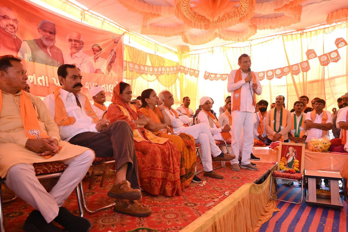 iRekhachaudhari's tweet photo. આજે વાવ ખાતે આયોજિત ભારતીય જનતા પાર્ટીની બેઠકમાં ઉપસ્થિત રહી આગામી લોકસભા ચૂંટણી તેમજ મોદી સાહેબની ગેરંટીઓને છેવાડાના માનવી સુધી પહોંચાડવા સંદર્ભે સંવાદ કર્યો તેમજ વરિષ્ઠ નેતાઓ પાસેથી યોગ્ય માર્ગદર્શન પ્રાપ્ત કર્યું.

જિલ્લા ભાજપના પૂર્વ પ્રમુખશ્રી ગુમાનસિંહ ચૌહાણ સાહેબ, જિલ્લા ભાજપના મહામંત્રી શ્રી કનુભાઈ વ્યાસ સાહેબ, વાવરાણા શ્રી ગજેન્દ્રસિંહ સાહેબ ,વાવ વિધાનસભાના આગેવાન શ્રી સ્વરૂપજીભાઈ ઠાકોર સાહેબ, જિલ્લા પંચાયતના પૂર્વ પ્રમુખશ્રી વિજયભાઈ ચક્રવર્તી સાહેબ, તાલુકા પંચાયતના પૂર્વ પ્રમુખ શ્રી કાનજીભાઈ રાજપૂત સાહેબ, તાલુકા પંચાયતના પૂર્વ પ્રમુખ શ્રી ધનજીભાઈ ગોહિલ સાહેબ, તાલુકા ભાજપના પ્રમુખશ્રી વિહાજી રાજપુત સાહેબ, વાવ એ.પી.એમ.સી.ના ચેરમેન શ્રી નાગજીભાઈ પટેલ સાહેબ. તાલુકા પંચાયતના પૂર્વ પ્રમુખશ્રી વણાભાઈ રાજપૂત સાહેબ, જિલ્લા એસસી મોરચાના પૂર્વ પ્રમુખ શ્રી ડોક્ટર અરૂણભાઇ આચાર્ય સાહેબ, જિલ્લા ભાજપના આગેવાન શ્રી નાગજીભાઈ દેસાઈ, વાવ સિકોતર માતાજીના ભુવાજી શ્રી ઠાકરશીભાઈ, પૂર્વ જિલ્લા પંચાયતના સદસ્ય શ્રી ભગવાનભાઈ સાહેબ, ચાર-પર ગણા સમાજના પ્રમુખ શ્રી સેંધાભાઈ પ્રજાપતિ તેમજ આગેવાનો અને વડીલો ઉપસ્થિત રહ્યા હતા.