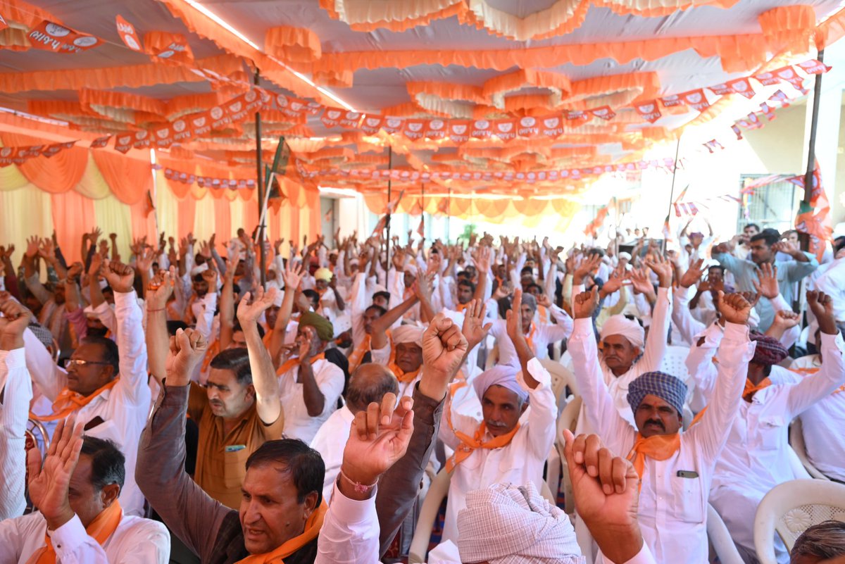 iRekhachaudhari's tweet photo. આજે વાવ ખાતે આયોજિત ભારતીય જનતા પાર્ટીની બેઠકમાં ઉપસ્થિત રહી આગામી લોકસભા ચૂંટણી તેમજ મોદી સાહેબની ગેરંટીઓને છેવાડાના માનવી સુધી પહોંચાડવા સંદર્ભે સંવાદ કર્યો તેમજ વરિષ્ઠ નેતાઓ પાસેથી યોગ્ય માર્ગદર્શન પ્રાપ્ત કર્યું.

જિલ્લા ભાજપના પૂર્વ પ્રમુખશ્રી ગુમાનસિંહ ચૌહાણ સાહેબ, જિલ્લા ભાજપના મહામંત્રી શ્રી કનુભાઈ વ્યાસ સાહેબ, વાવરાણા શ્રી ગજેન્દ્રસિંહ સાહેબ ,વાવ વિધાનસભાના આગેવાન શ્રી સ્વરૂપજીભાઈ ઠાકોર સાહેબ, જિલ્લા પંચાયતના પૂર્વ પ્રમુખશ્રી વિજયભાઈ ચક્રવર્તી સાહેબ, તાલુકા પંચાયતના પૂર્વ પ્રમુખ શ્રી કાનજીભાઈ રાજપૂત સાહેબ, તાલુકા પંચાયતના પૂર્વ પ્રમુખ શ્રી ધનજીભાઈ ગોહિલ સાહેબ, તાલુકા ભાજપના પ્રમુખશ્રી વિહાજી રાજપુત સાહેબ, વાવ એ.પી.એમ.સી.ના ચેરમેન શ્રી નાગજીભાઈ પટેલ સાહેબ. તાલુકા પંચાયતના પૂર્વ પ્રમુખશ્રી વણાભાઈ રાજપૂત સાહેબ, જિલ્લા એસસી મોરચાના પૂર્વ પ્રમુખ શ્રી ડોક્ટર અરૂણભાઇ આચાર્ય સાહેબ, જિલ્લા ભાજપના આગેવાન શ્રી નાગજીભાઈ દેસાઈ, વાવ સિકોતર માતાજીના ભુવાજી શ્રી ઠાકરશીભાઈ, પૂર્વ જિલ્લા પંચાયતના સદસ્ય શ્રી ભગવાનભાઈ સાહેબ, ચાર-પર ગણા સમાજના પ્રમુખ શ્રી સેંધાભાઈ પ્રજાપતિ તેમજ આગેવાનો અને વડીલો ઉપસ્થિત રહ્યા હતા.