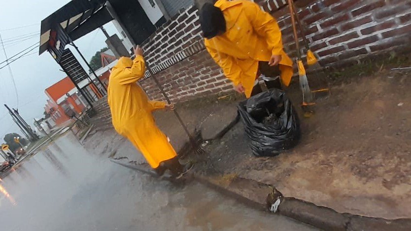 MunicipioEE's tweet photo. Durante esta mañana, los equipos continúan con los operativos en los barrios del distrito afectados por las intensas lluvias. Las cuadrillas realizan tareas de limpieza de sumideros y de zanjas, recolección de residuos y retiro de ramas y árboles caídos. https://t.co/y9LqRarR8H