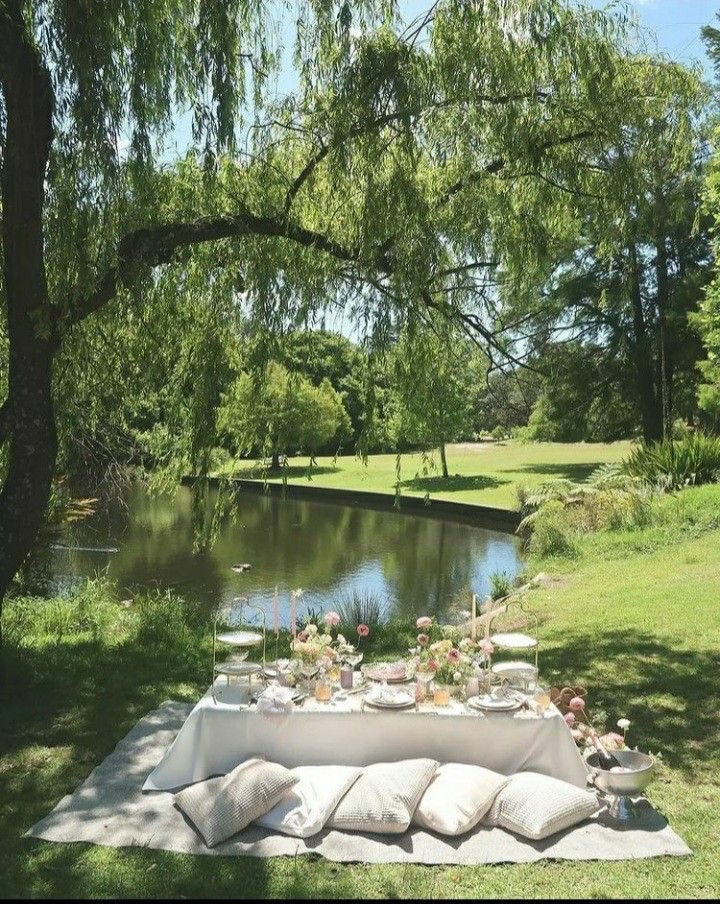 itsthefemmemuse's tweet photo. Picnic. https://t.co/fgsW39hLPu
