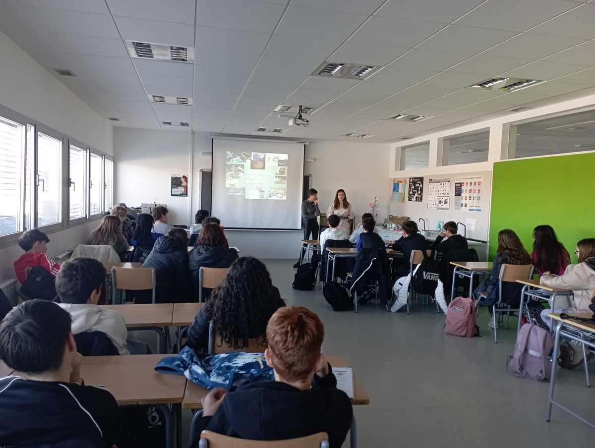 Noe_Merayo's tweet photo. #Ingenias El proyecto InGenias hoy ha estado acompañando a los jóvenes del IES Boecillo, para incentivar vocaciones tecnológicas y contar qué hacen nuestras Ingenieras de Telecomunicación. @Dip_Va @PC_UVa @ETSIT_UVa @Virt_UVa @UVa_es https://t.co/287uCDPMBp