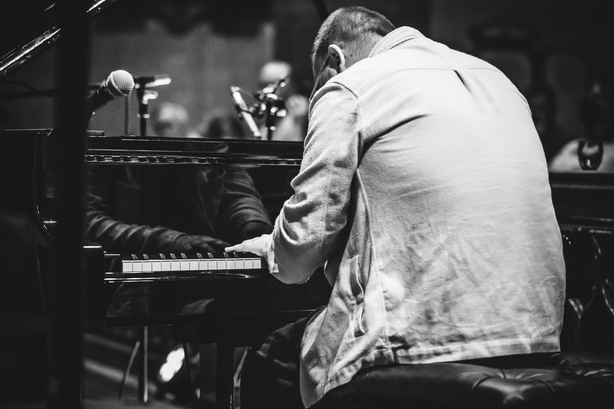 Did you know #WorldPiano day falls on the 88th day each year because of the number of keys on a piano? So we thought what better day to share these photos by Ginny Koppenhol taken at #LancasterJazzFestival last year in the beautiful @LancasterPriory of Engawa playing their piano.