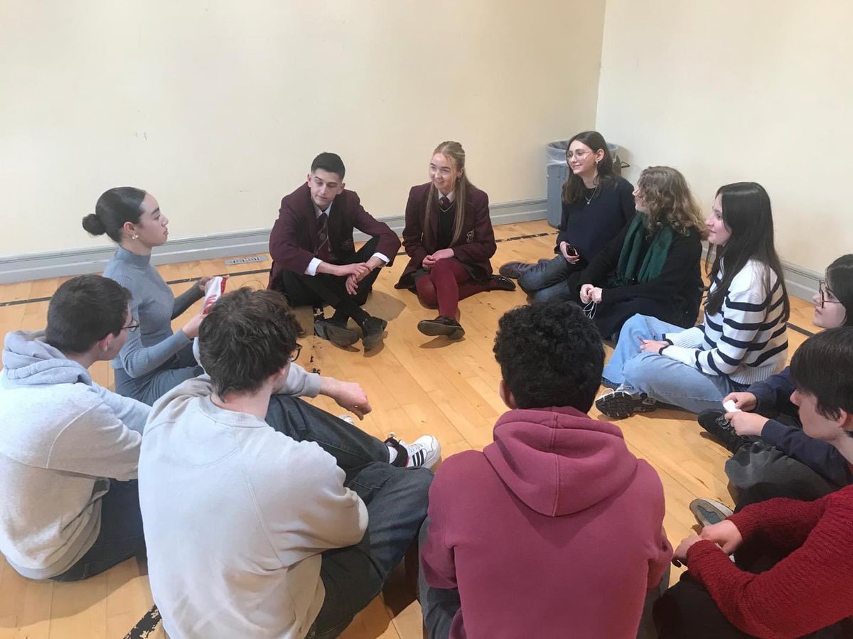 LanguagesSPHS's tweet photo. Plenty of French was spoken, both in the canteen and during the workshop with the Year 11s in the afternoon. The workshop on culture and identity was also very enjoyable! 🇫🇷👏🏻 https://t.co/9yGQkcq1GK