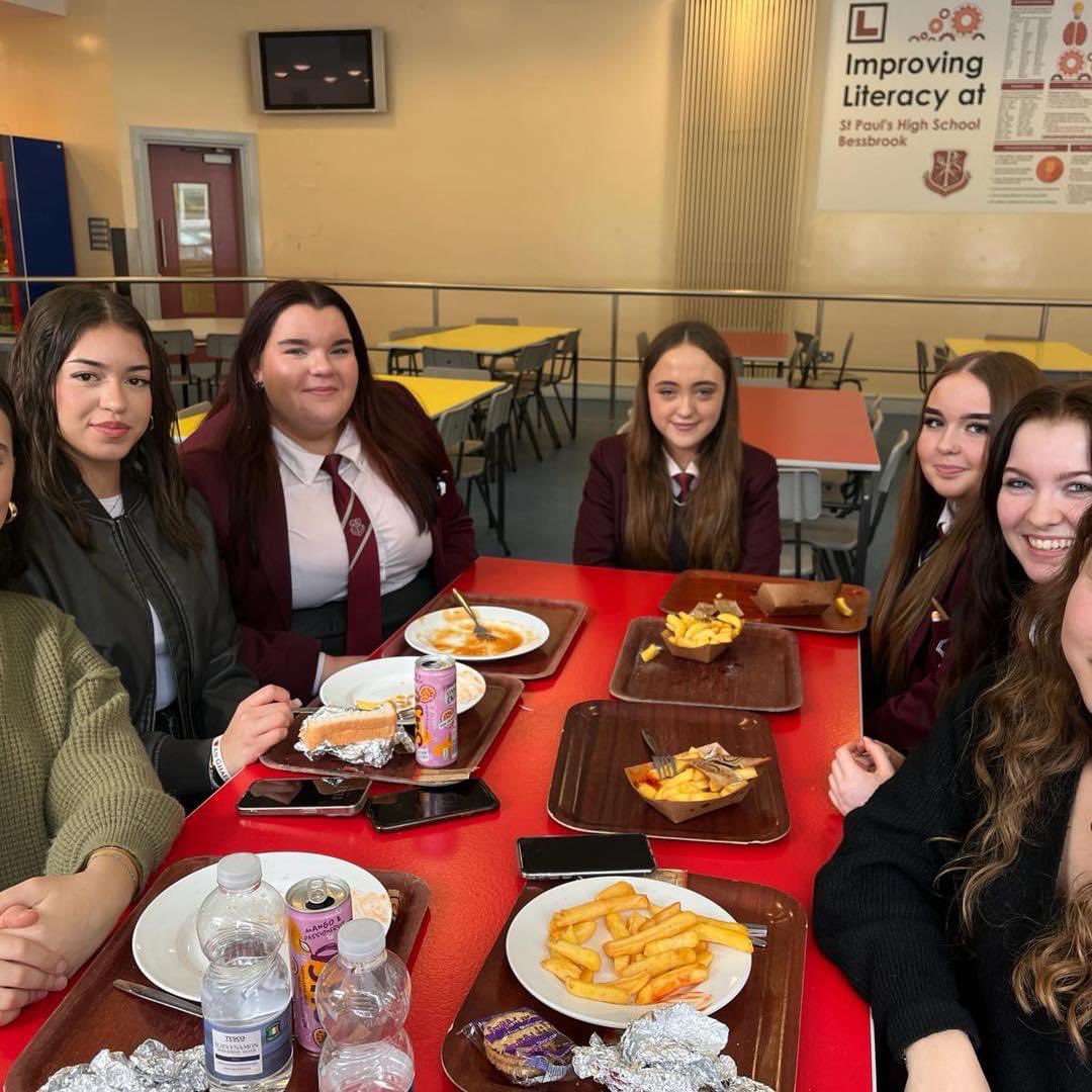 LanguagesSPHS's tweet photo. Plenty of French was spoken, both in the canteen and during the workshop with the Year 11s in the afternoon. The workshop on culture and identity was also very enjoyable! 🇫🇷👏🏻 https://t.co/9yGQkcq1GK