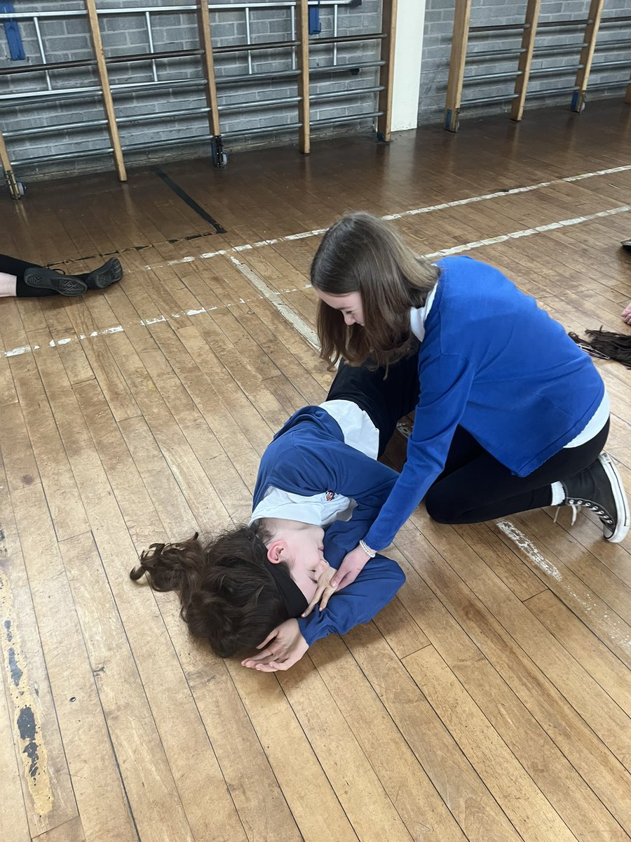 LainshawPS_ECC's tweet photo. All the p7s took part in Heartstart training today. Teaching them how to respond and help in a life threatening emergency. #article24 https://t.co/i1bMn4nTPz