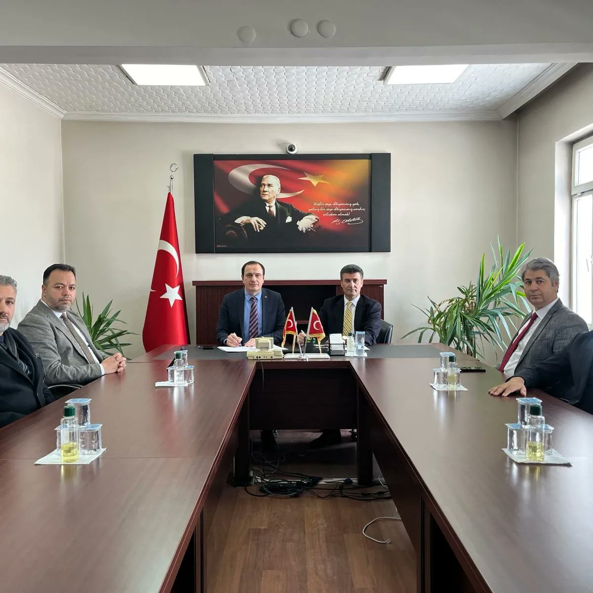 cldrnkaymakam's tweet photo. İlçemizin üniversiteli öğrencilerine destek olmak; öğrencilerimizi her daim madden ve manen desteklemek, çoçuklarımızın, gençlerimizin yanında olduğunu hissettirmek amacıyla Çaldıran Kaymakamlığı ve Çaldıranlı Hayırsever İş İnsanı Ferman YILDIRIM arasında protokol imzalandı. https://t.co/23fYvuSz6H