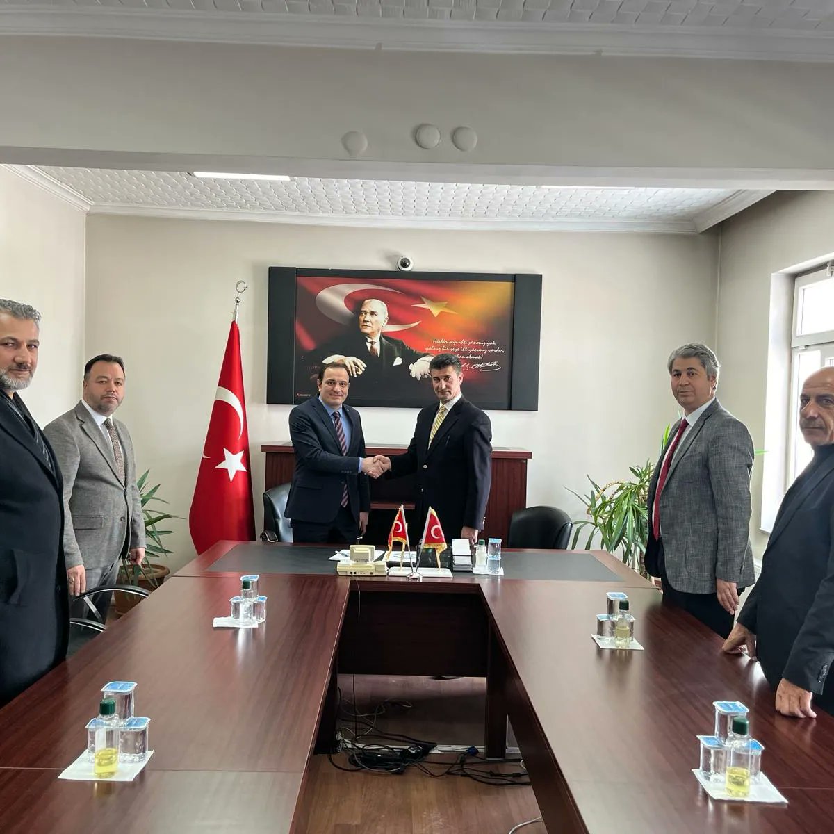 cldrnkaymakam's tweet photo. İlçemizin üniversiteli öğrencilerine destek olmak; öğrencilerimizi her daim madden ve manen desteklemek, çoçuklarımızın, gençlerimizin yanında olduğunu hissettirmek amacıyla Çaldıran Kaymakamlığı ve Çaldıranlı Hayırsever İş İnsanı Ferman YILDIRIM arasında protokol imzalandı. https://t.co/23fYvuSz6H