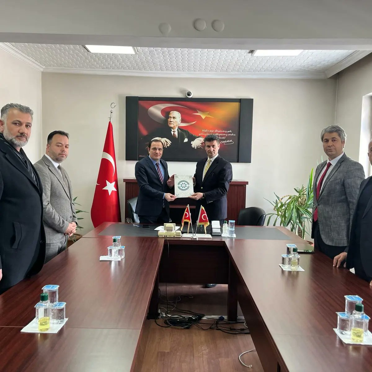 cldrnkaymakam's tweet photo. İlçemizin üniversiteli öğrencilerine destek olmak; öğrencilerimizi her daim madden ve manen desteklemek, çoçuklarımızın, gençlerimizin yanında olduğunu hissettirmek amacıyla Çaldıran Kaymakamlığı ve Çaldıranlı Hayırsever İş İnsanı Ferman YILDIRIM arasında protokol imzalandı. https://t.co/23fYvuSz6H