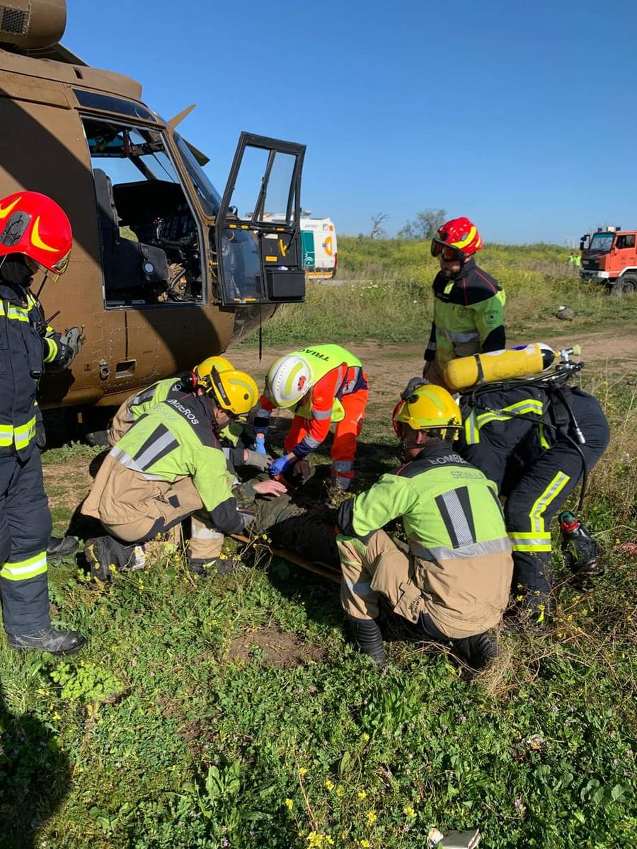 FUTER_ET's tweet photo. Hoy 13 de marzo se ha activado el plan de reacción ante un accidente simulado de un helicóptero #HT27 #BHELMA IV #FAMET en la Base de el Copero. A través del #112, en han participado el GREA, el 061, #ProtecciónCivil, policía nacional y policía local y bomberos de Sevilla. https://t.co/YuHjxVlE64