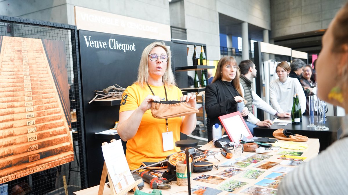 VilledeReims's tweet photo. Aujourd'hui au centre des congrès (jusqu'à 17h), découvrez les #MétiersdExcellence des Maisons @LVMH lors de la tournée #YouandME à Reims ! Au programme : ateliers participatifs de savoir-faire ou encore sessions de coaching RH. => Infos https://t.co/NQgvqmwXxa #LVMHTalents https://t.co/dCtJVwHgVo