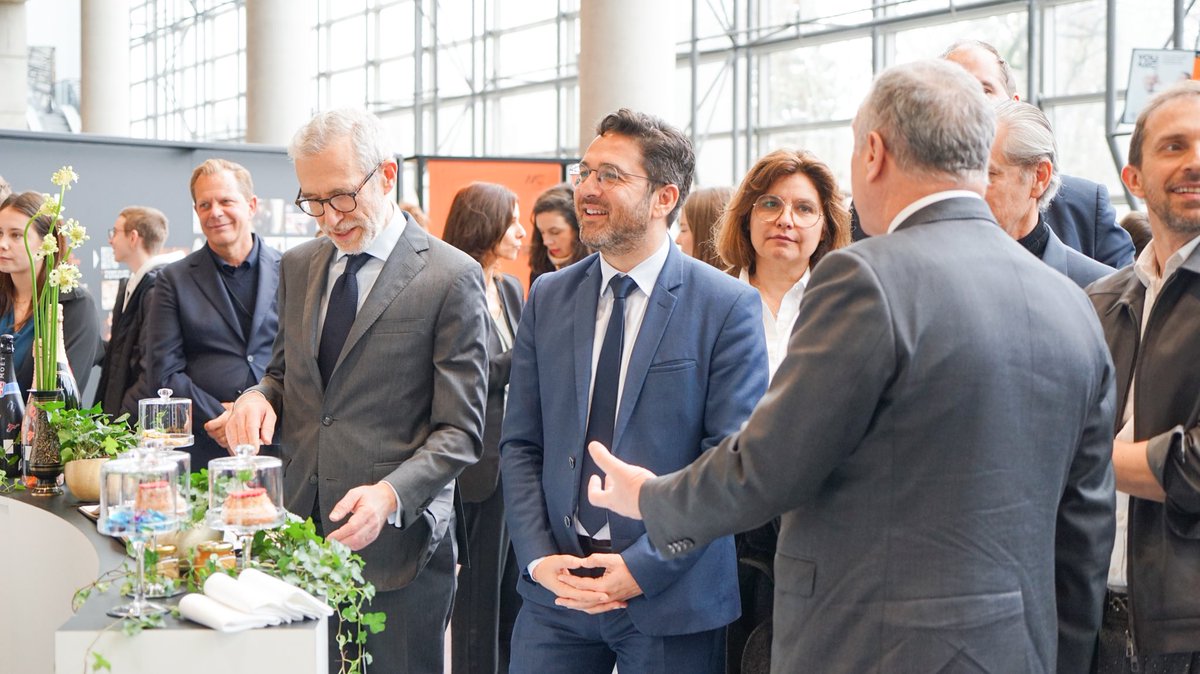 VilledeReims's tweet photo. Aujourd'hui au centre des congrès (jusqu'à 17h), découvrez les #MétiersdExcellence des Maisons @LVMH lors de la tournée #YouandME à Reims ! Au programme : ateliers participatifs de savoir-faire ou encore sessions de coaching RH. => Infos https://t.co/NQgvqmwXxa #LVMHTalents https://t.co/dCtJVwHgVo
