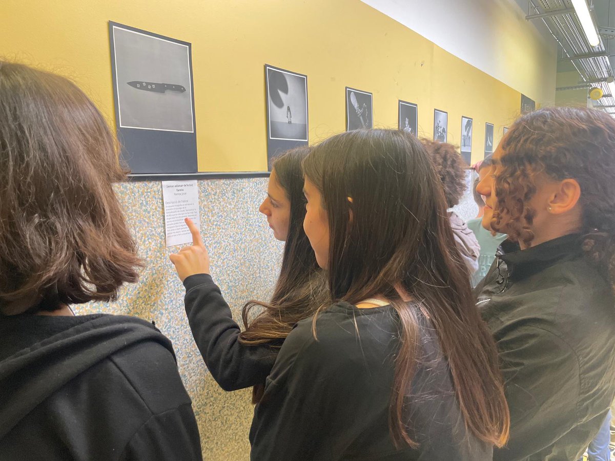 VilaExpressio's tweet photo. Alumnat de 4t d’ESO presenta a l’alumnat de 1r d’ESO, l’exposició “Sota la superfície, el que no es veu”, feta al projecte RCS Edualter. @SocialVilamajor @INS_Vilamajor @edualter https://t.co/519L5j5BEt