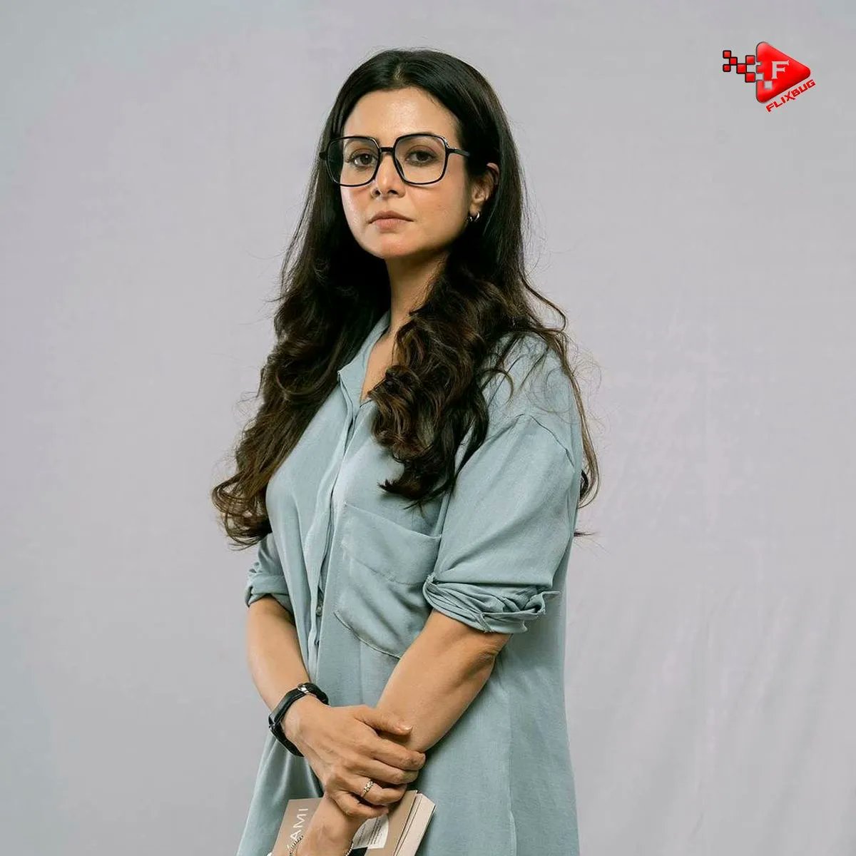 flixbugofficial's tweet photo. Dive into the mystery with the exclusive first look of #EktiKhunirSandhaneyMitin! Brace yourself for a gripping tale of suspense and secrets. 

@YourKoel @silarindam 

#MitinMashi #KoelMallick #TollyQueen #Thriller #MurderMystery #Shoot #Flixbug https://t.co/hOKaia3ptx