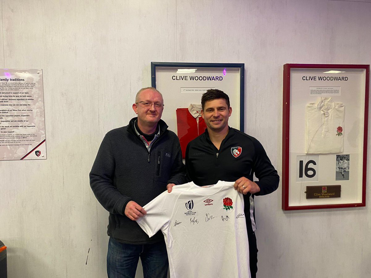 𝐑𝐚𝐟𝐟𝐥𝐞 𝐖𝐢𝐧𝐧𝐞𝐫

Congratulations to Simon for winning the Foundation raffle at the Leicester Tigers 23/24 Pub Quiz, and being presented his prize by Ben Youngs 👏

The raffle raised a total of £415 to support the ongoing programmes the Foundation carries out!