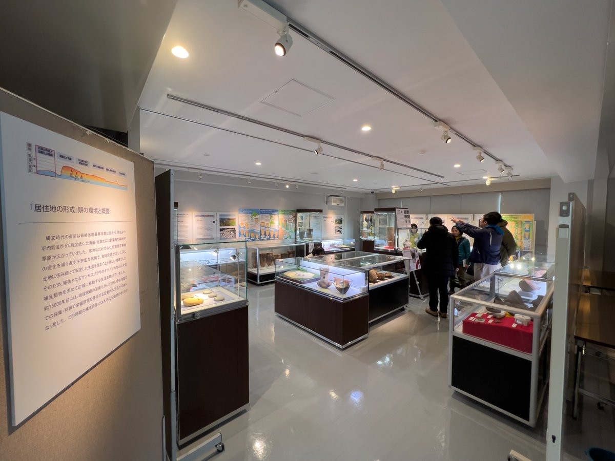 【北の縄文展2023in北斗市　開催中】
北の縄文展2023in北斗市閉幕直前の3月16日（土）11：00〜12：00にギャラリートークを開催します。展示物に触れながら、今回の展示に関わった学芸員等による解説を聞くことができます。なお、3月17日にかけては撤収作業を行っていますが、その様子も見学できます。