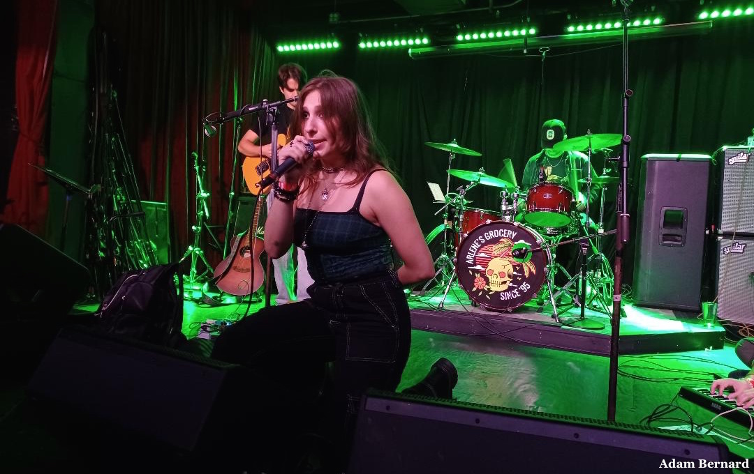 AdamsWorldBlog's tweet image. This week’s NYC Scene Report features Drive-In heading to “Ronkonkoma,” @KrayKayDay playing the role of an “East Village Villain,” and @chrisconde taking a crowd on a wild ride.

tinyurl.com/NYCRprtMar13

#music #nyc @_alebaba_