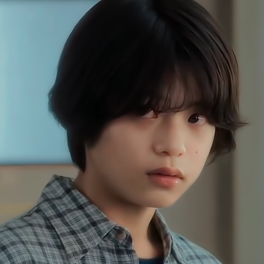 키다 : 커밍아웃 하는 게 어때? 네가 안 하면 내가 해줄...

미나토, 키다의 어깨를 붙잡고 그대로 밀쳐버린다.

미나토 :  그러면 죽여버릴거야

출처_각본집