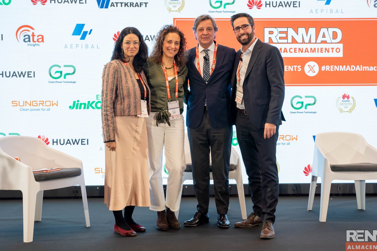 🗣️ "El almacenamiento es la gran apuesta para integrar las energías renovables y apuntalar la transición energética en esta legislatura"

<a href="/Luis_Garcia_B/">Luis García Benedicto</a> y Rosa Mingo, jefe y responsable del Dpto. de Gestión de la Demanda e Integración de Renovables en 'RENMAD ALMACENAMIENTO 2024'