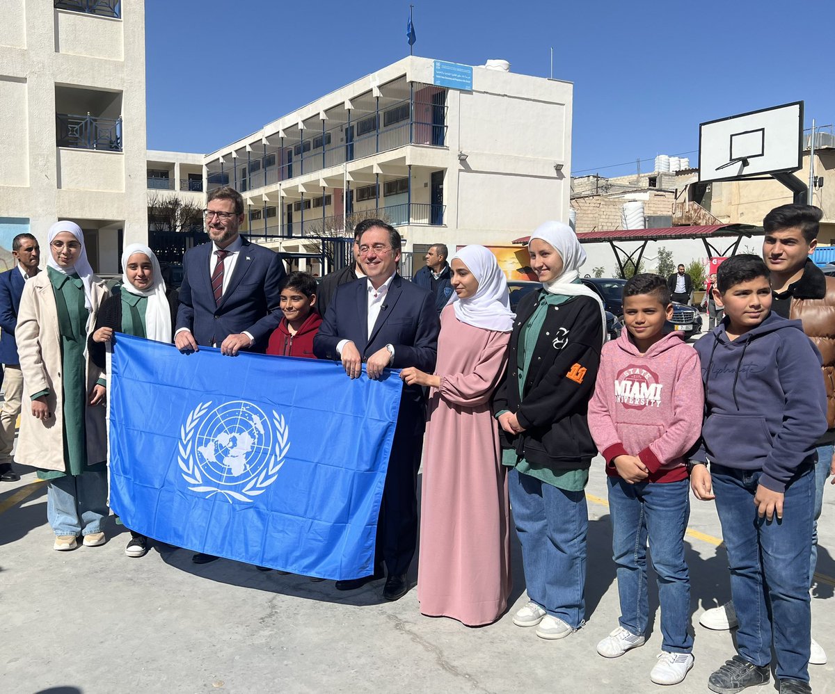 jmalbares's tweet photo. He conocido en Jordania a familias, jóvenes y niñas que gracias al trabajo de @UNRWA reciben educación, alimentos, servicios básicos. Me ha encantado escuchar sus propuestas y deseos de un futuro en paz y con oportunidades. 

Por ellos España mantiene y aumenta su apoyo a @UNRWA. https://t.co/MY8Mbm8Mjm