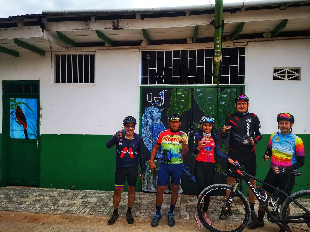 La ciencia respalda sus afirmaciones. El Dr. Neil Clark, experto en nutrición deportiva y del ejercicio de la Universidad de Coventry, afirma que tomar café ofrece beneficios que pueden mejorar el rendimiento físico. Desde San Andrés Tolima, tomándose un rico café Azulejo.