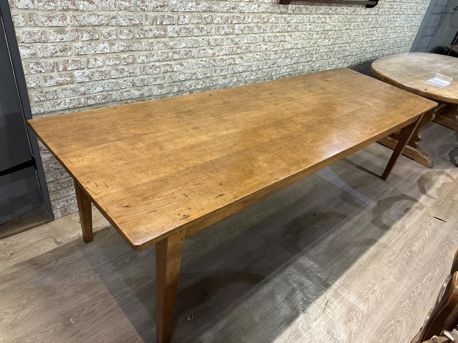 Antique Cherry tapered leg dining table 

rb.gy/3djric

#antiquediningtable #antiquetable #antiquecherrytable #antique #furniture