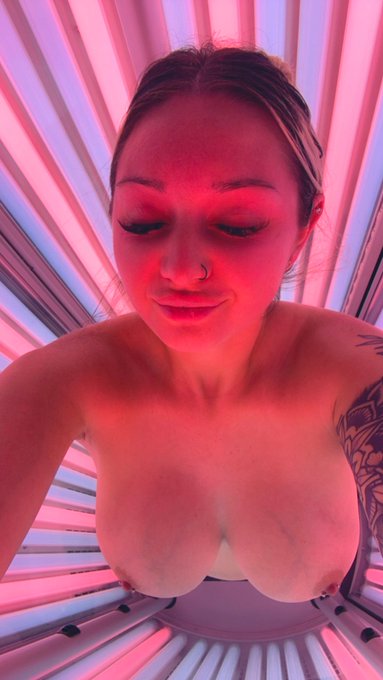 Who likes tanning bed pics?😉 https://t.co/k1AosLdHl2