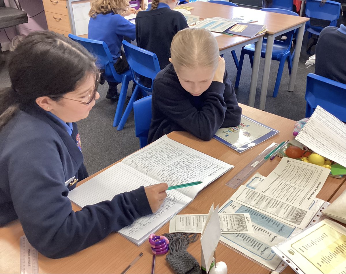 halebank_sch's tweet image. Independent and peer editing of recounts in Oak Class #modalverbs #passivevoice #expandednounphrases #parenthesis