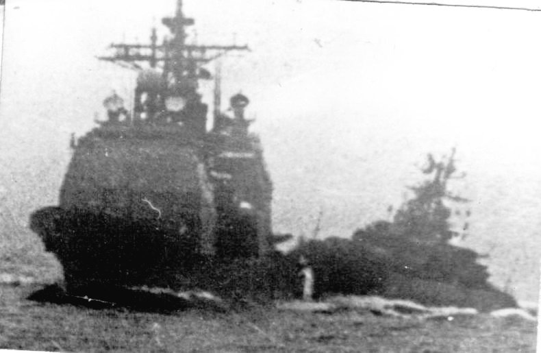 Cruisers & Frigates

#USSYorktown CG48 (1984-2004)
Ticonderoga Class #USNavy 🇺🇸
#RFSBezzavetny FFG811 (1977-1997)
Krivak I Class #RussianNavy 🇷🇺

📷 12 February 1988 #BlackSea #ColdWar #NavalHistory