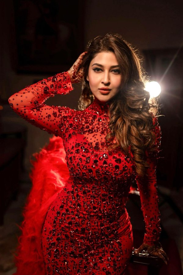 GIjIv0RaQAAPOta?format=jpg&name=900x900