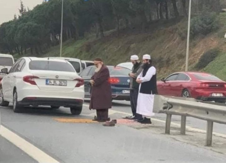 Ruh hastalığı, manyaklığı, cahilliği bir kenara koydum...
Bu adamlara trafiği tehlikeye sokmaktan neden dava açılmıyor anlamıyorum. İlla kaza mı olması gerekiyor.
