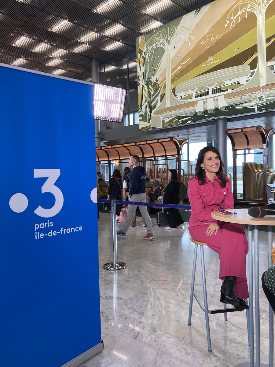 En direct de l’iconique Terminal 1 de Paris Charles de Gaulle avec Carla @carrasqueira1 à l’occasion des 50 ans de l’aéroport. ➡️ à voir en replay sur france.tv 🔴 rdv ce soir à 19.07 avec @JbPattier pour une nouvelle page spéciale ✈️ @ParisAeroport @F3Regions