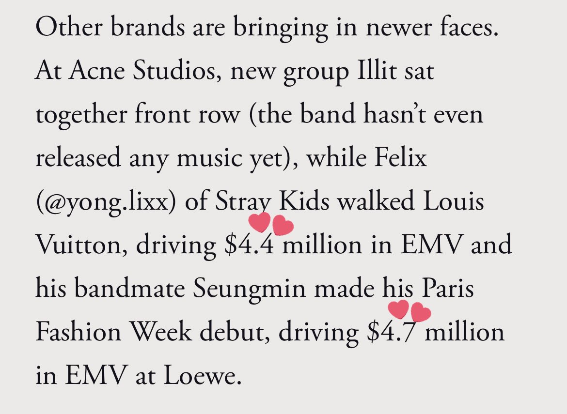 realskzoo's tweet photo. Según Vogue Business, Hyunjin ganó un EMV de $4 millones con solo una publicación, Felix ganó un EMV de $4,4 millones con un seguimiento de un día, Seungmin ganó un EMV de $4,7 millones👏

Seungmin y Hyunjin son los mayores contribuyentes en EMV a LOEWE y Versace, contribuyendo a que cada marca se ubique en cuarto y quinto lugar respectivamente en general