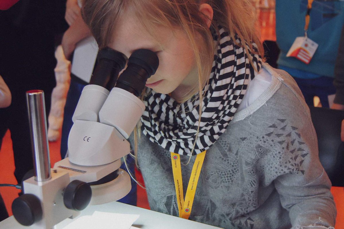Schüler:innenUni: Warum schmilzt das Eis in der Arktis? 🧊
#FUBerlin lädt Berliner Schulkinder zum 30. Mal zur Gestaltung einer zukunftsfähigen Welt auf den Campus ein. 
Alle Infos: 
fu-berlin.de/presse/informa…