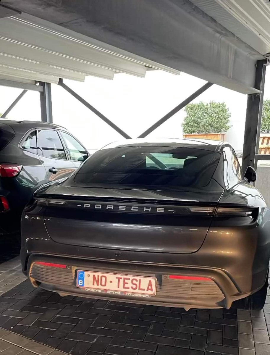 Lubja1's tweet image. Looollll license plate at €1000 😂 #notesla #porsche #tesla