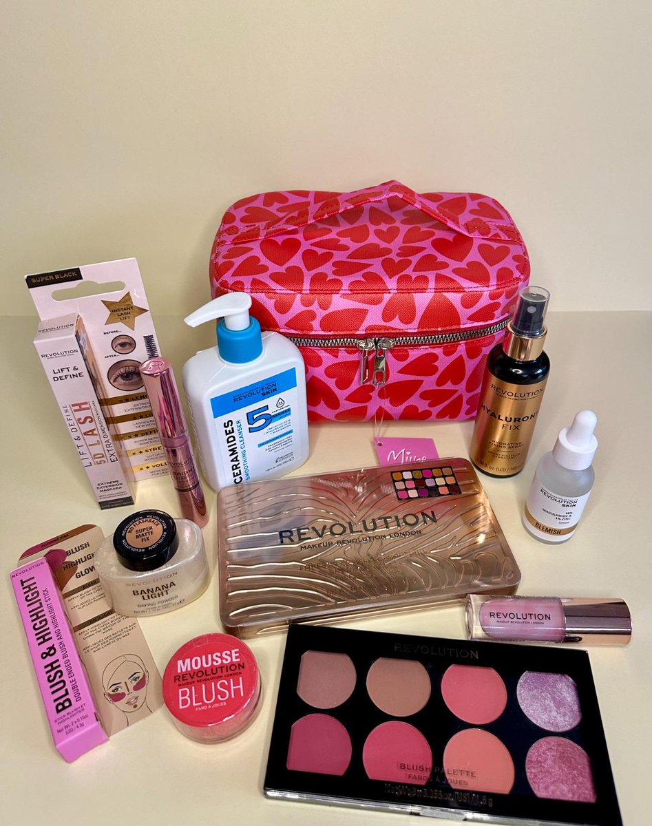 Hediye zamanıı!🎁❤

"Revolution'un 10. Yılına özel een sevilen ürünlerle Miine makyaj çantası hediye! 💗🎁 

Hediye kazanan 2 kişiden biri olmak için yapman gerekenler ise çok basit 👇🏻
🌸<a href="/watsonsturkiye/">Watsons Türkiye</a> ‘yi takip et!
✍🏻 Bu tweeti rt'le
💗En sevdiğin emojiyi mention olarak bırak