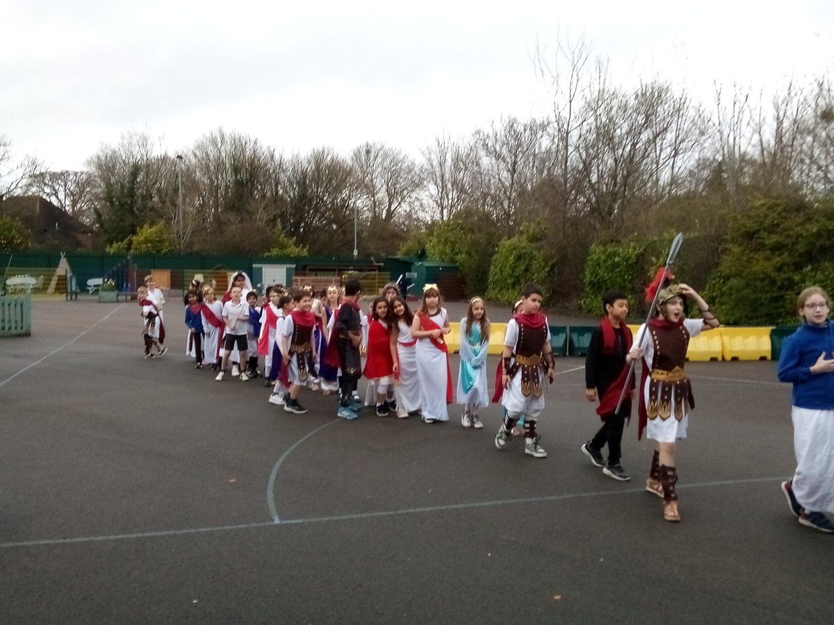HillsideYr4's tweet photo. Lots of drama this morning 🎭 https://t.co/b6YmWPBz13