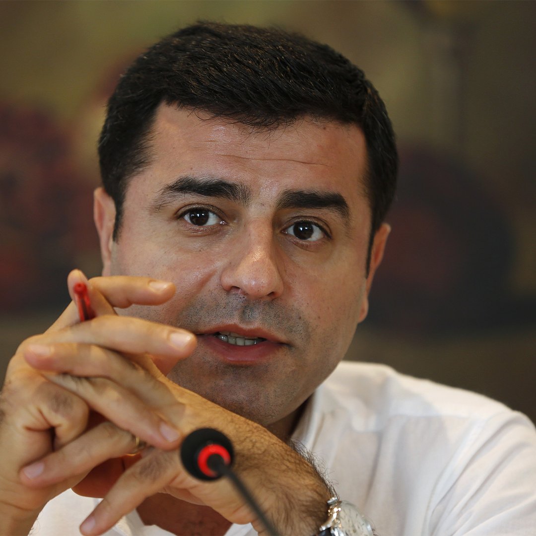 Selahattin Demirtaş avukatlarından açıklama: 'Seçimlere çok az bir zaman diliminin kaldığı şu günlerde Edirne Cezaevi’nde Sayın Selahattin Demirtaş’a onur kırıcı üst araması dayatılmaya başlanmıştır. Adalet Bakanlığı’nın talimatı ile bugünden itibaren Sayın Demirtaş’ın görüş