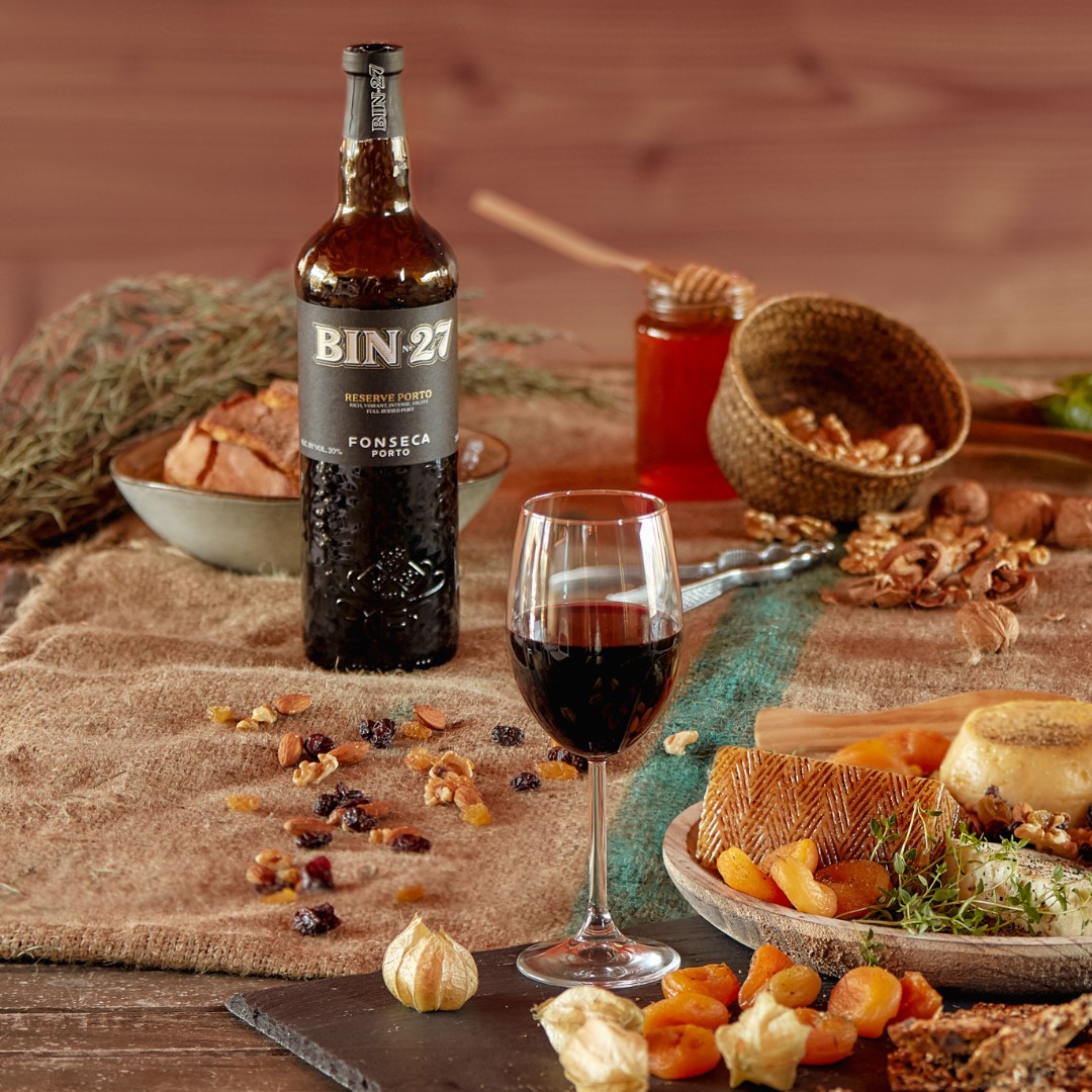 Pair your Fonseca Bin 27 with savoury snacks such as cheese and walnuts, and why not some chocolate as well? It's always delicious.

-

Combine o seu Fonseca Bin 27 com snacks salgados, como queijo e nozes, e porque não também chocolate? É sempre delicioso.

-

#bin27