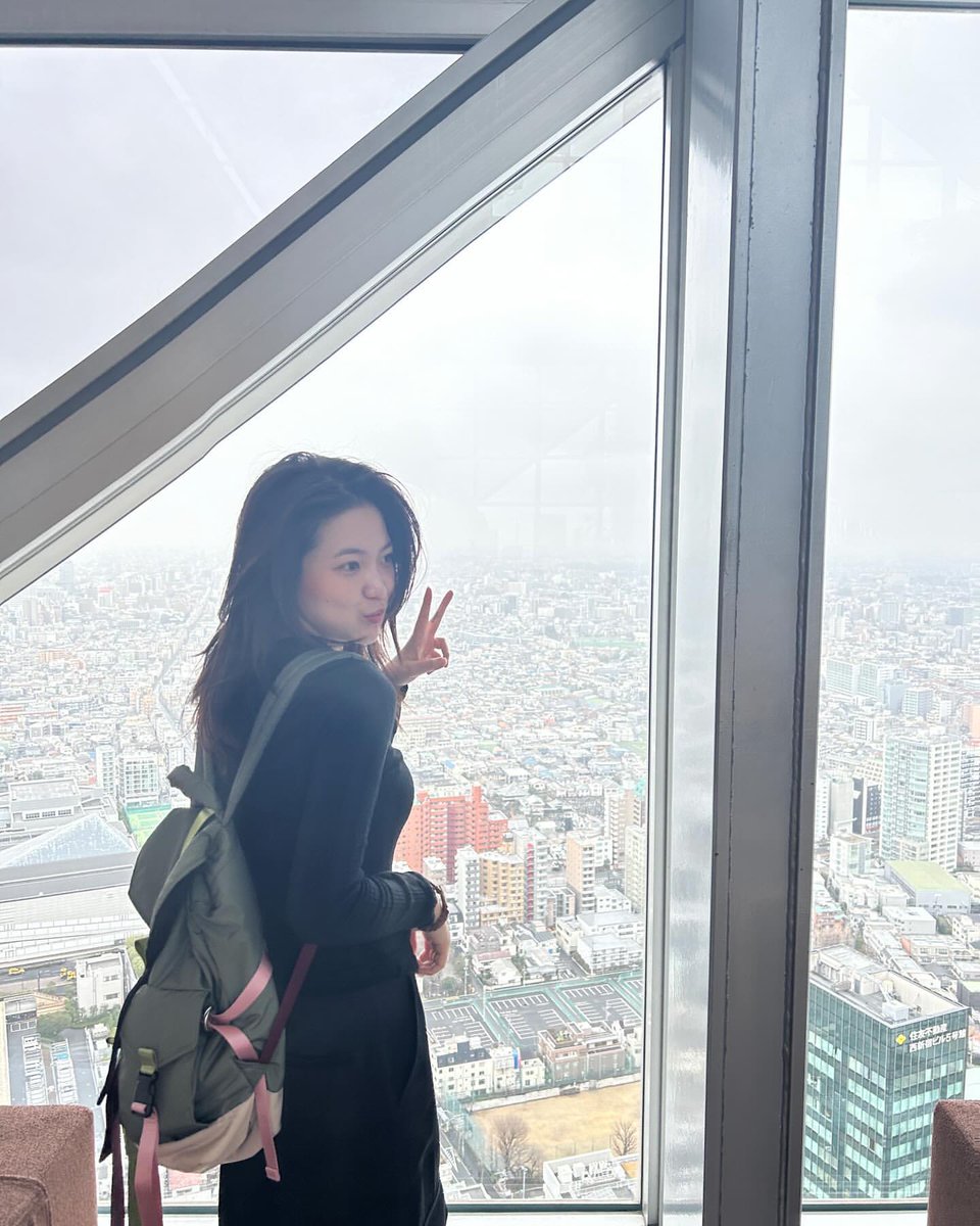 kiemiyem's tweet photo. Lost in the moment, she is captivated by the beauty of the urban landscape unfolding before her. The rhythmic pulse of the city below serves as a gentle reminder of the vibrant energy that courses through its veins, even as the world grows still around her. https://t.co/fS7PiImFtD