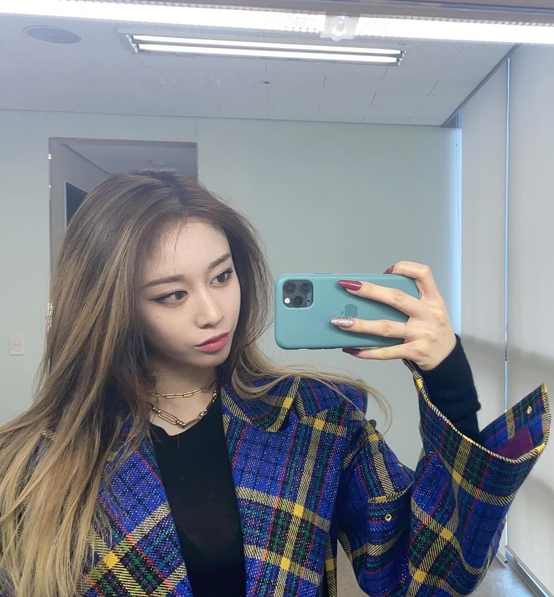 park jiyeon looks splendiferous in newly shared mirror selfie 💗