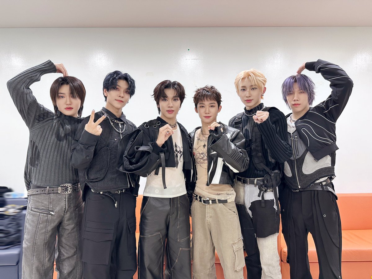 BOYSTORY_WORLD's tweet photo. 2000天快乐！🎉🎉🎉
在这一周的活动中伴舞老师们辛苦啦！
从明天开始就是新一周的活动了！
我们会更努力的去做的～
跟XdinaryHeroes的Gaon见面真的很开心❤️
@XH_official 
感谢今天也为我们应援的BOSS们！
我们明天见～❤️

#BOSS #BOYSTORY
#極 #JI #Alpha
#BOYSTORY新专辑極
#MBCM #SHOWCHAMPION https://t.co/yAWMsee5wH