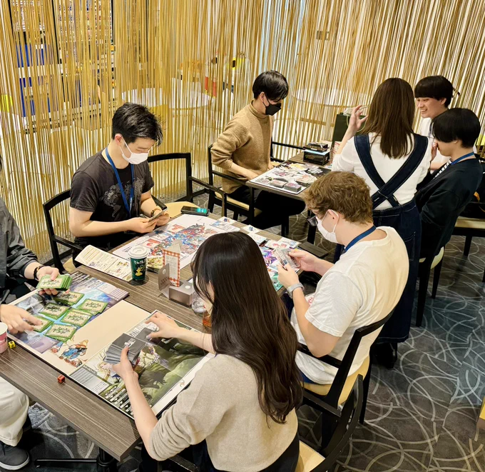 本日の社内FFTCG会初めての方も3人加わって13名参加この社内FFTCG村村長であり元生放送MCである無敗のまりこさんが初の敗北をする記念すべき会でした自分は先日発売したアニコレ2024に入ってたデッキで一戦したものの回し方が分からずボロ負け最近まったく勝ってないな 