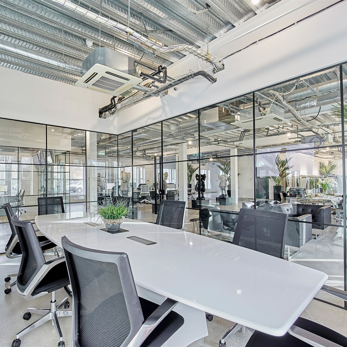 To get this office partition look Glass & Mirror Technology used: • CRL Aluminium Flat Bar • CRL Aluminium U Profile Glazing Channel • CRL Hydraulic Patch Fitting . #partitionsystems #partitiondesign #officepartition