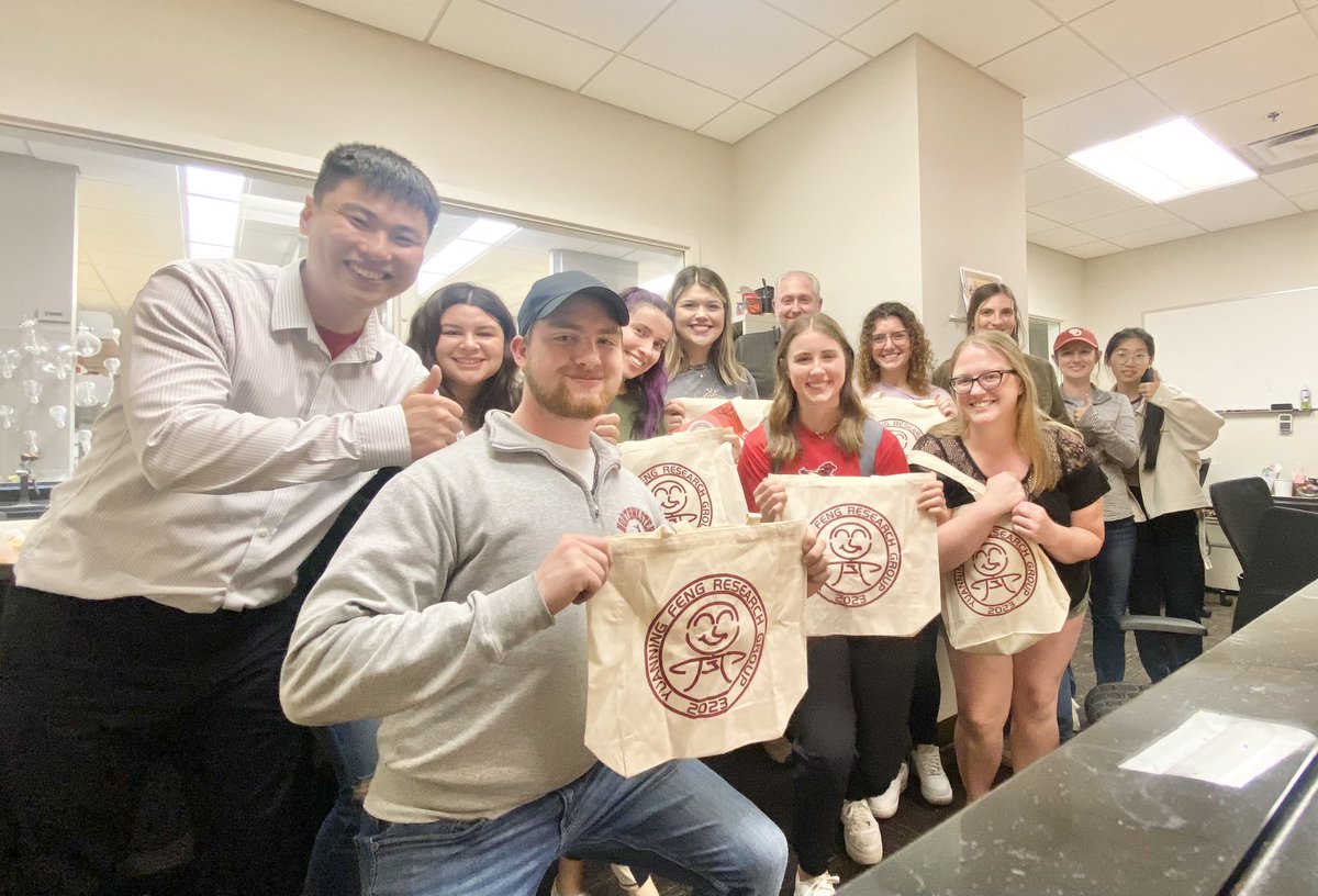 Taking the advantage of this meeting, I invited Prof Jason Wickham and his students from @NWOSU @NWOSUChemClub to have an evening tour to @Feng_Group lab. Nice to see that they took copies of our papers and designed souvenirs back home. I’m glad to see the smiles on their faces.